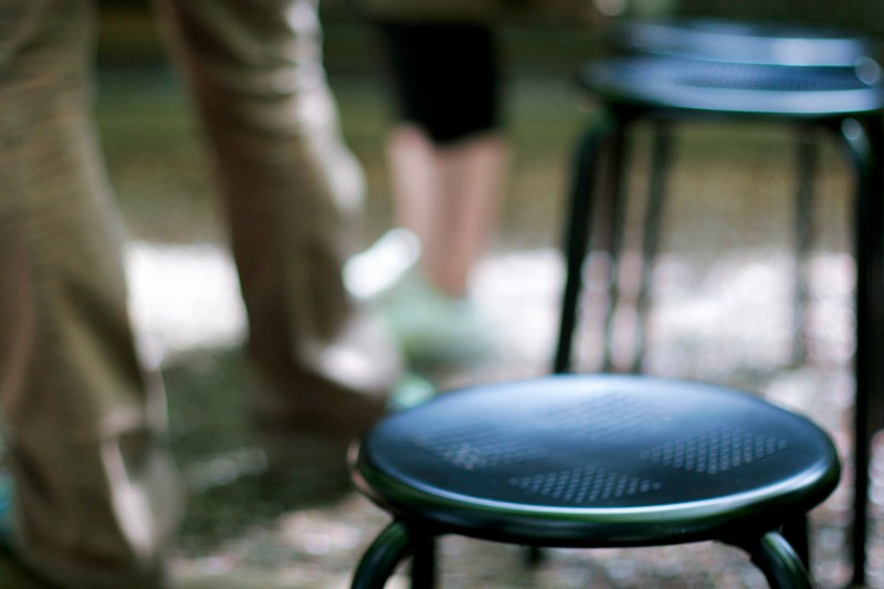 椅子の前に立っているカップル